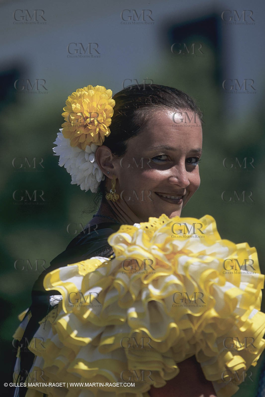 France, Provence, Traditions, Feria du Cheval aux Stes Maries de la Mer, costume de sévillanes