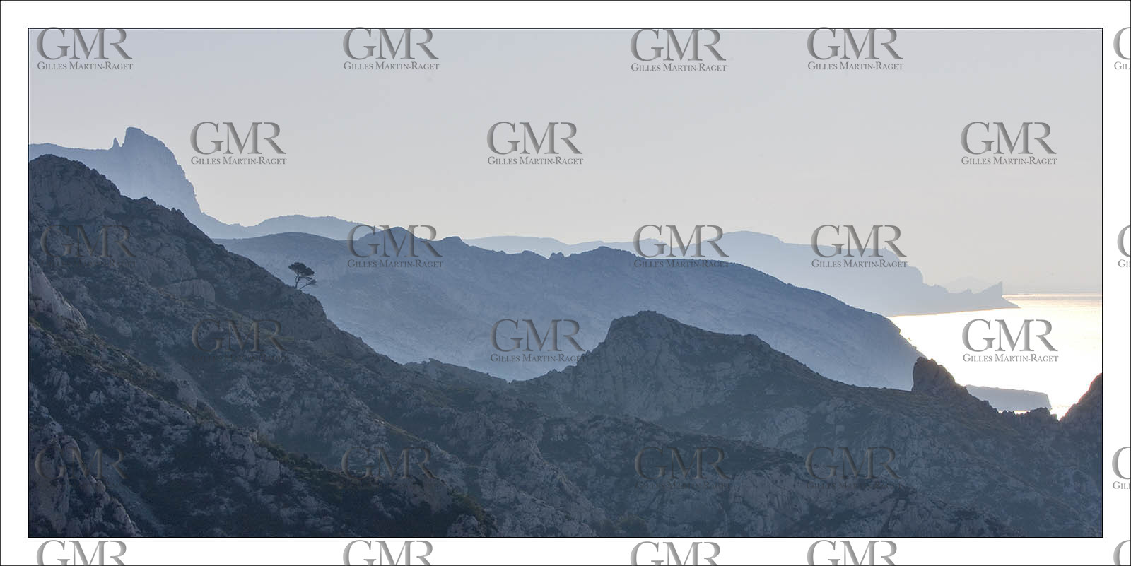 Produit : Tirage photo réalisé par nos soins sur imprimante jet d'encre professionnelle Epson à partir de 8 encres ultrachrome inaltérables (label Digigraphie).Formats au choix : .. 50 x 100 cm. 100 x 200 cmChoix des papiers :. Papier standard brillant 250 gr., filet noir, marge blanche, tirage non signé. Papier haut de gamme satiné 290 gr. filet noir, marge blanche, tirage vérifié et signé par l'auteur.. Autres supports (canvas, acrylique, dibond) sur demandeConditionnement : tube cylindrique renforcé.Options pour l'expédition : . colissimo + dépôt boîte aux lettres (France uniquement). Colissimo avec signature à réception. Transporteur express (2 jours ouvrés) avec signature à réceptionCliquez sur caddie pour sélectionner votre formule et démarrer la procédure de commande en ligne