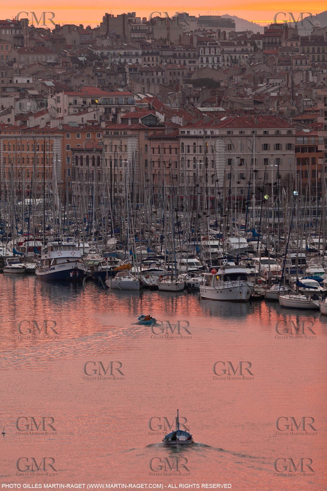 23 10 2010 - Marseille (FRA,13) - Le Ponant - Arrival in Marseille and entrance in the historical port