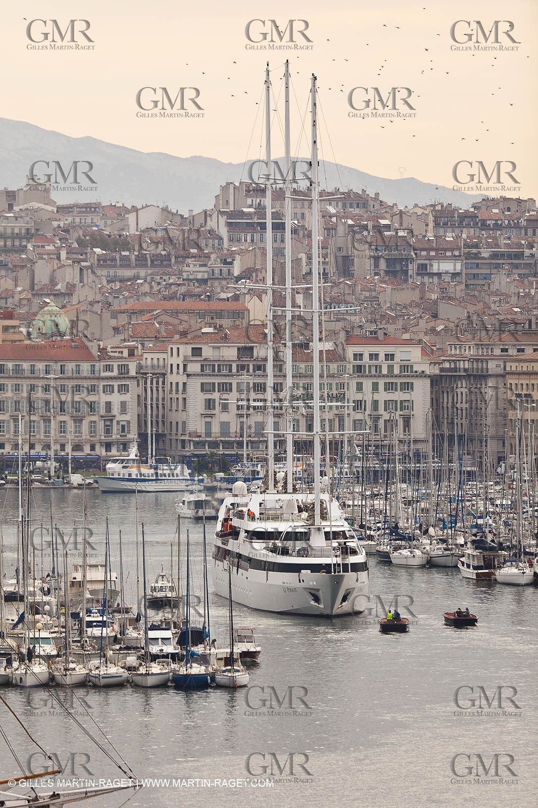 23 10 2010 - Marseille (FRA,13) - Le Ponant - Arrivée à Marseille et entrée dans le Vieux Port