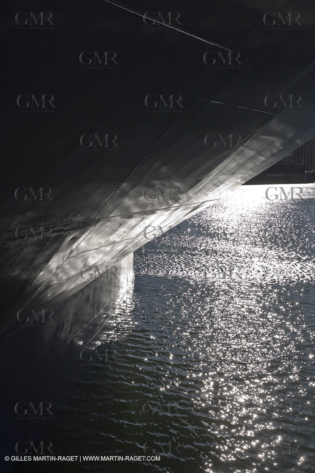 01 03 2011 - San Frnacisco (USA,CA) - Harbour operations - ship details - ship unloading - containers