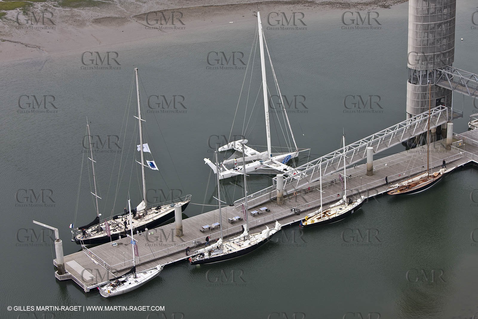 19 05 2010- Lorient- (FRA,56)  - les cinq Pen Duick et l'Hydroptère devant la Cité de la Voile Eric Tabarly