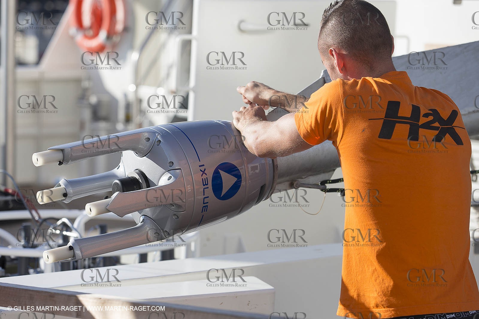 11 09 2014 - la Ciotat (FRA,13) - A bord Al Azzizi, navire de recherche océanographique construit par le chantier H2X, manipulation de matériel de mesure