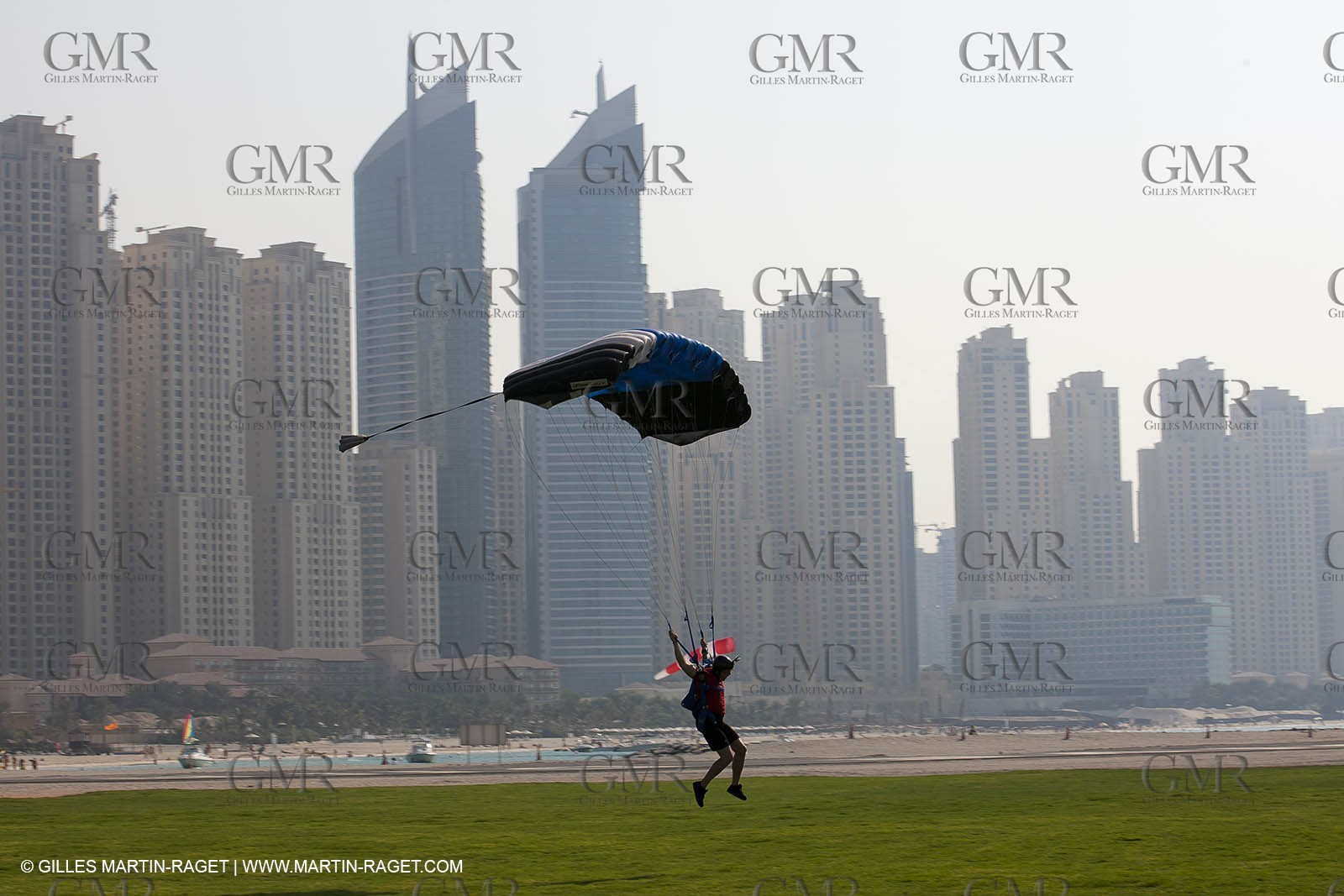 21 11 2010 - Dubai (UAE) - Dubai Louis Vuitton Trophy -  - Day off - James Spithill and Peter Lester go paragliding