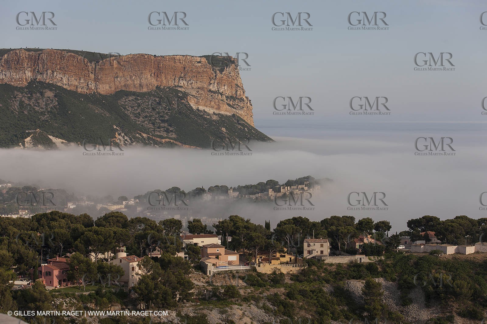 18 07 2012 - Cassis (FRA ) - Les Calanques -  Phénomène d'entrées maritimes - La Nèble (brume, en provençal)