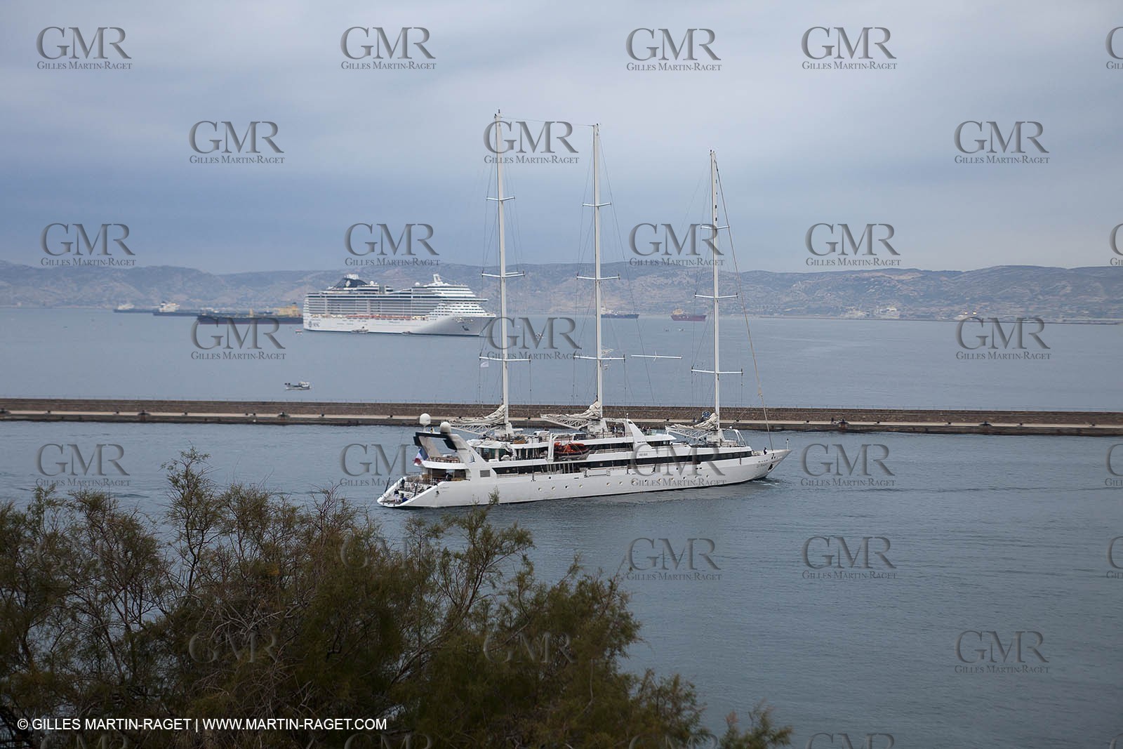23 10 2010 - Marseille (FRA,13) - Le Ponant - Arrival in Marseille and entrance in the historical port