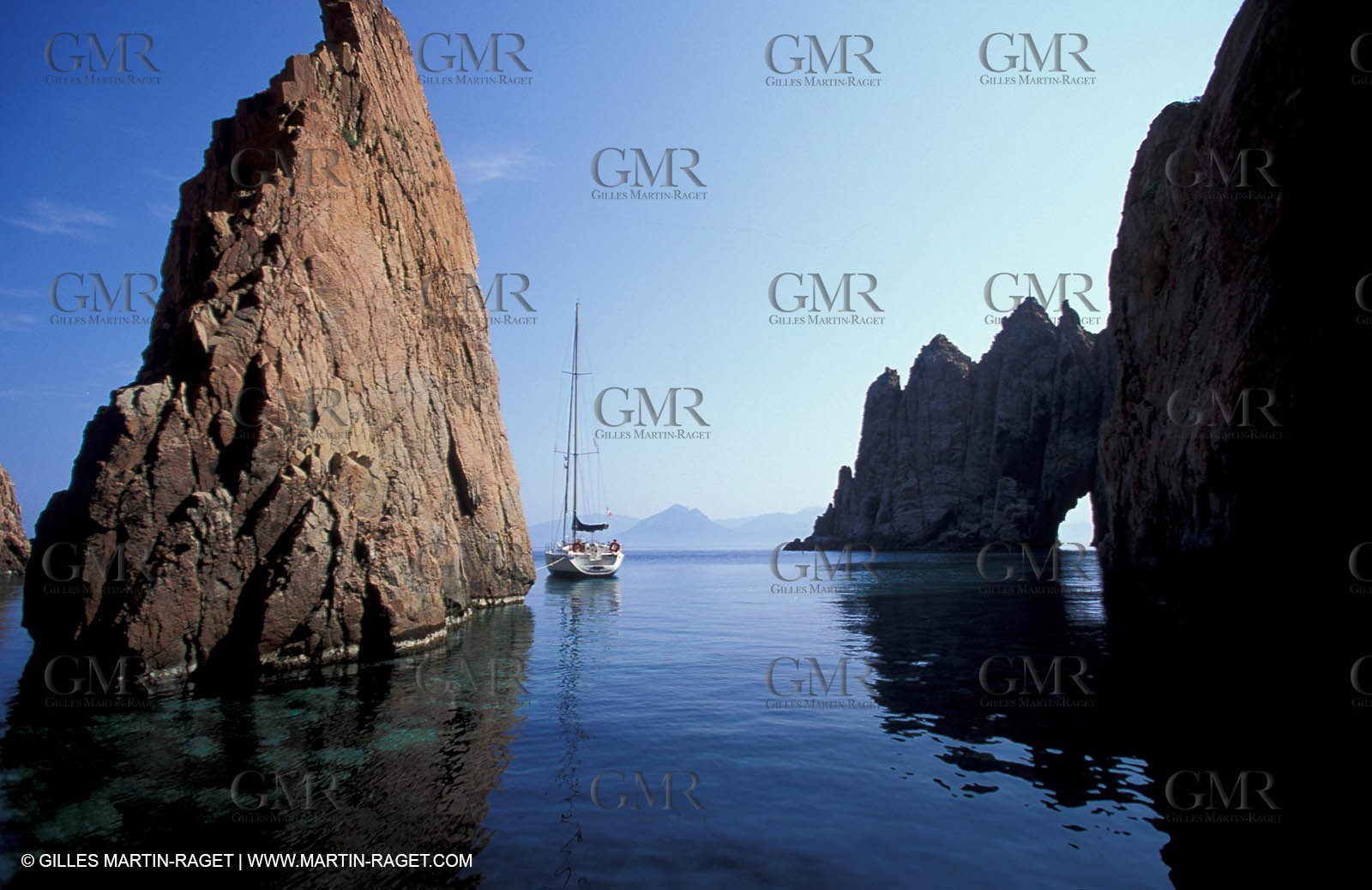 Monocoque de croisiere au mouillage