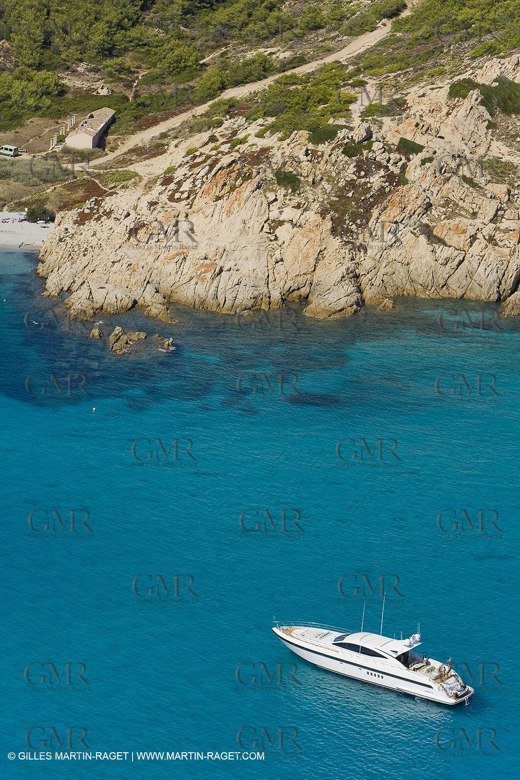 06 09 2007 - Saint Tropez (FRA, 83) - Superyachts - Motoryachts - Mangusta 92 Triple Fun à Saint Tropez - Au mouillage devant le Club 55 à la plage de Pampelonne