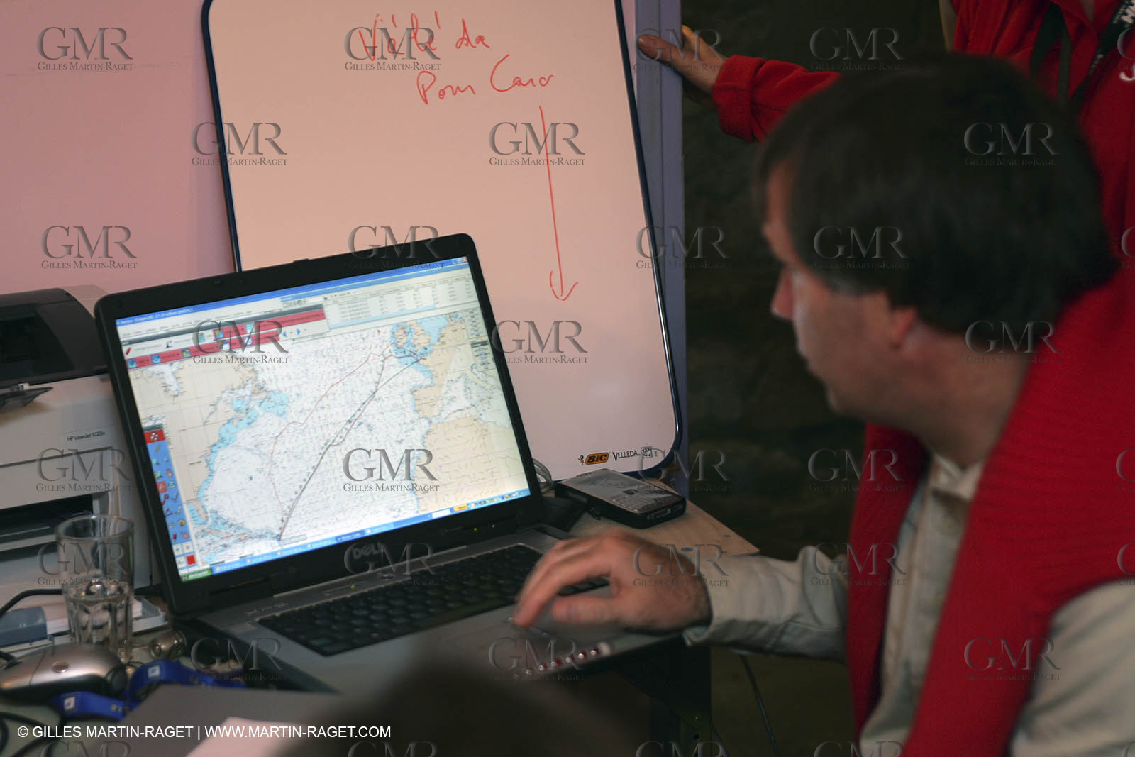 27 10 2006 - Saint Malo (FRA) - Route du Rhum 2006 - Thomas Coville (Sodeb'O) preparing the start with his sponsors and his team