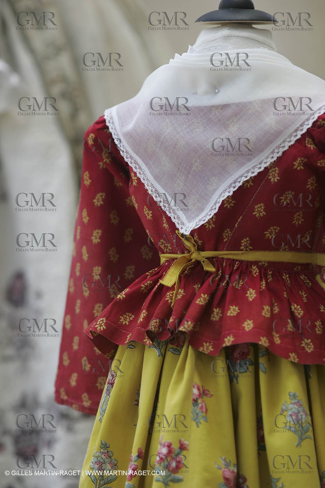 May 2004 - La Tour d'Aigues (FRA, 84) - Old costumes for women of the South exhibition