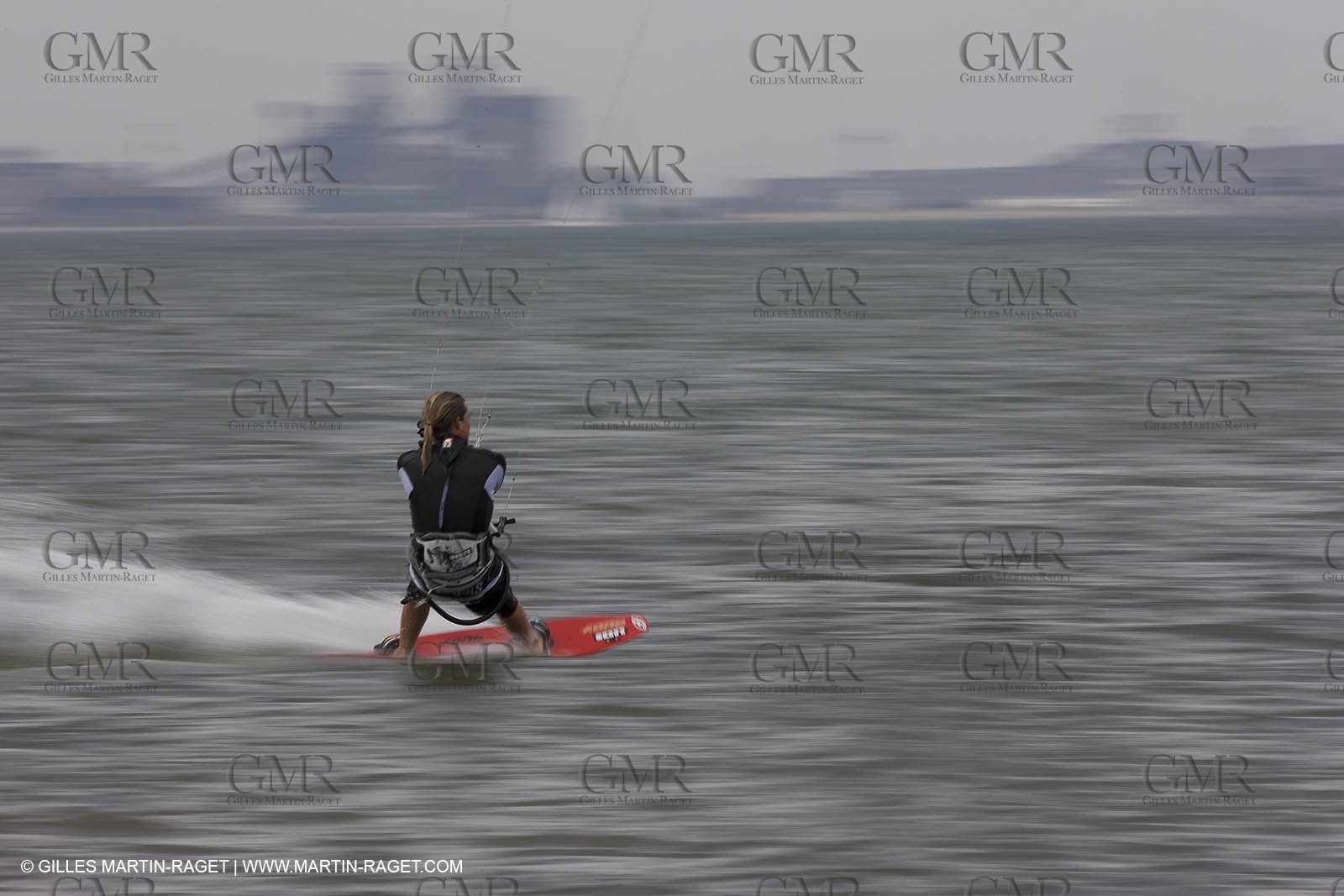 08 05 2008 - Port Saint Louis du Rhône (FRA, 13) - kite surfer Alexandre Caizergues training