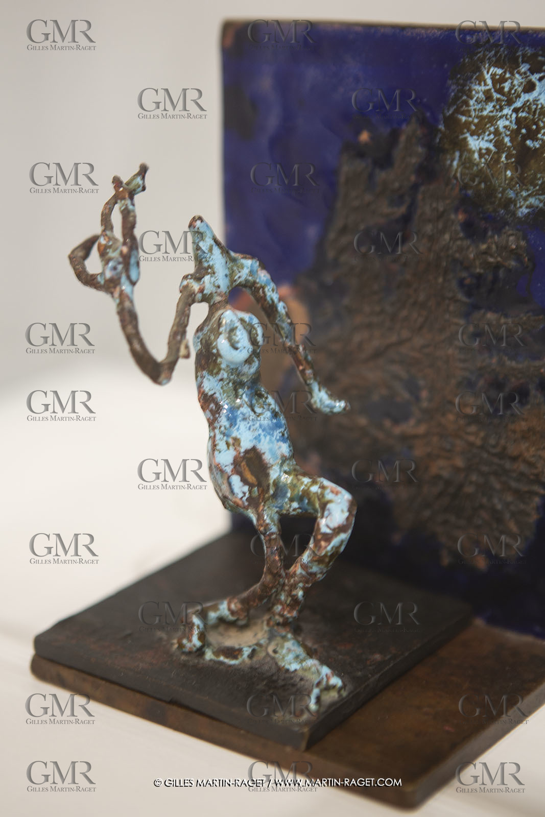 30 10 2023, Montpellier (FRA), oeuvre de Germaine Richier, Exposition Centre Pompidou - Musée Fabre 2023, L'Araignée II, petite, émaillée sur équerre émaillée 1956, bronze émaillé, pièce unique, 13, 5 x 8 x 8 cm, Collection particulière