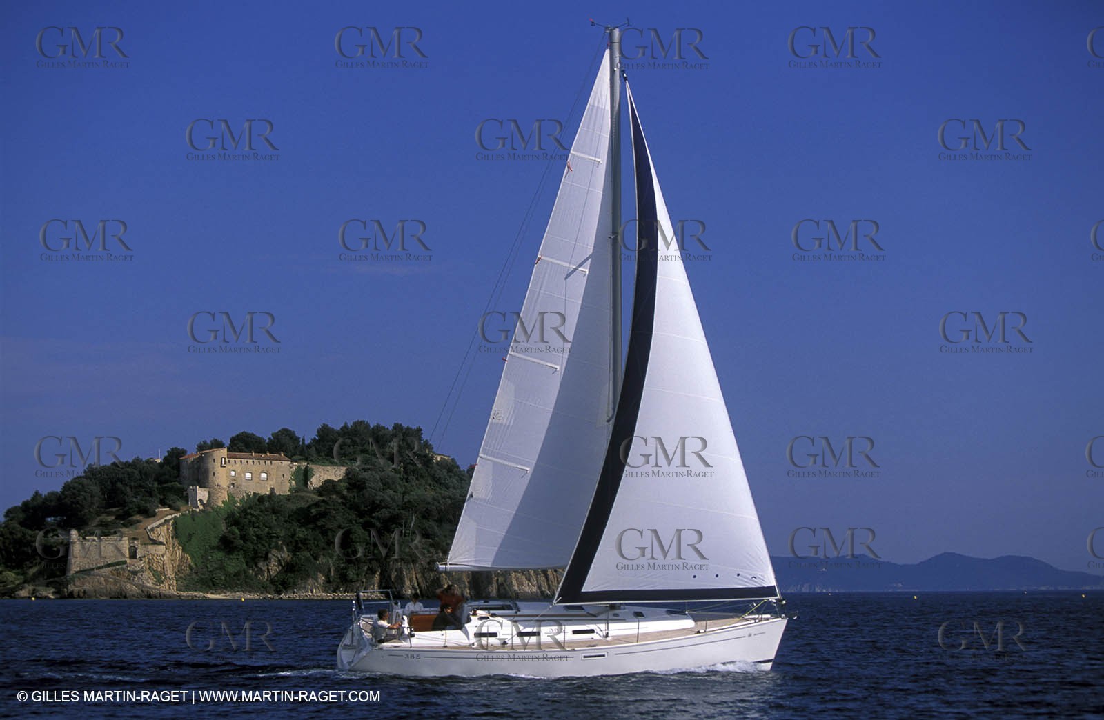 Crusing monohull sailing