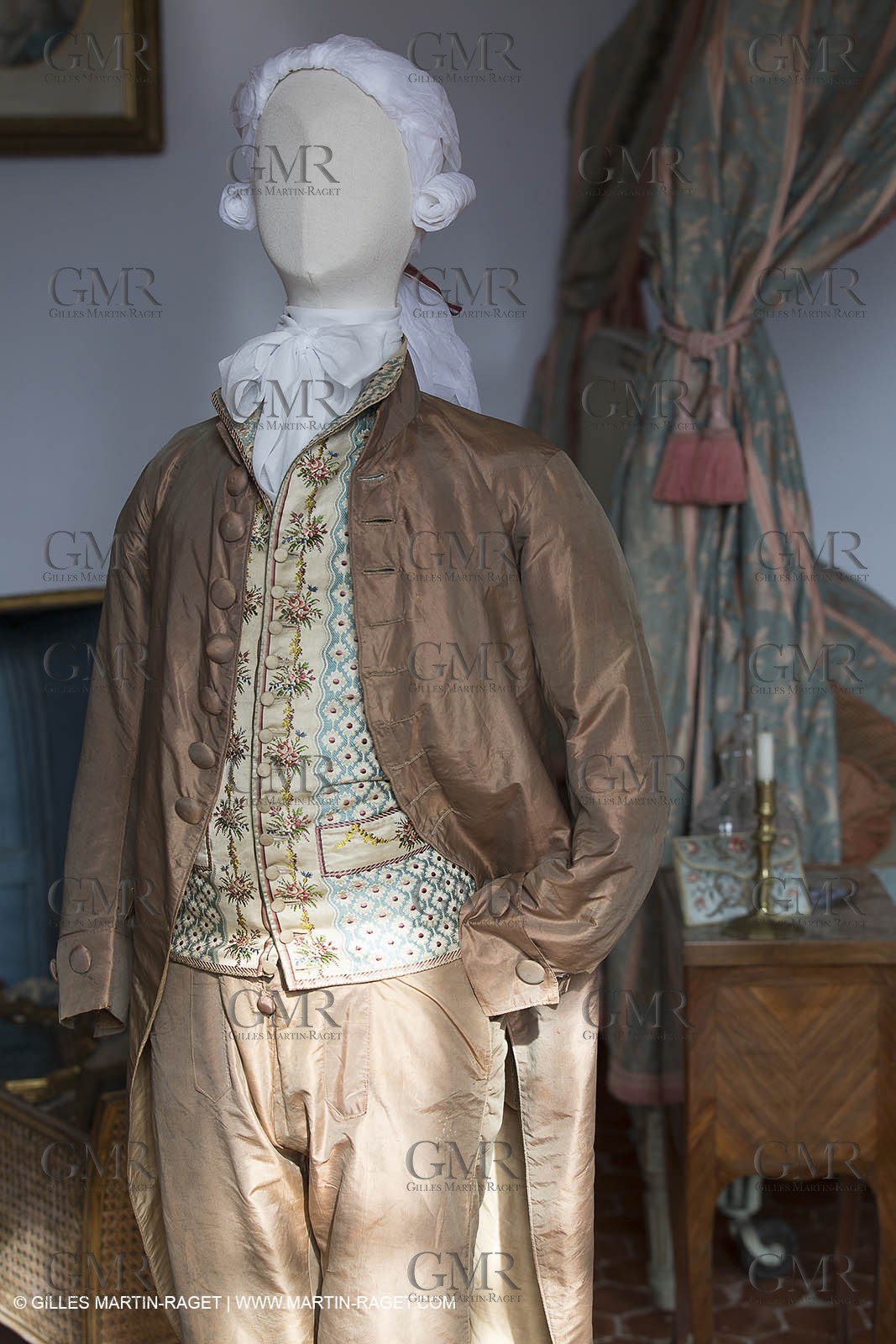 31 10 2013 - Ansouis (FRA,84) - Ansouis castle - Costumes of the exhibit Men costumes