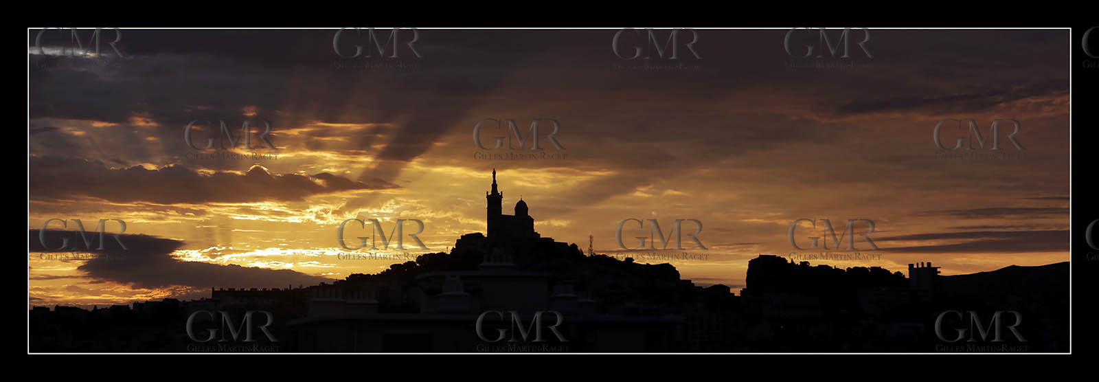 Produit : Tirage photo réalisé par nos soins sur imprimante jet d'encre professionnelle Epson à partir de 8 encres ultrachrome inaltérables (label Digigraphie).Formats au choix :. 20 x 60 cm. 33 x 95 cm- 52 x 150 cmChoix des papiers :. Papier standard brillant 250 gr., filet noir, marge blanche, tirage non signé. Papier haut de gamme satiné 290 gr. filet noir, marge blanche, tirage vérifié et signé par l'auteur.. Autres supports (canvas, acrylique, dibond) sur demandeConditionnement : tube cylindrique renforcé.Options pour l'expédition : . colissimo + dépôt boîte aux lettres (France uniquement). Colissimo avec signature à réception. Transporteur express (2 jours ouvrés) avec signature à réceptionCliquez sur caddie pour sélectionner votre formule et démarrer la procédure de commande en ligne