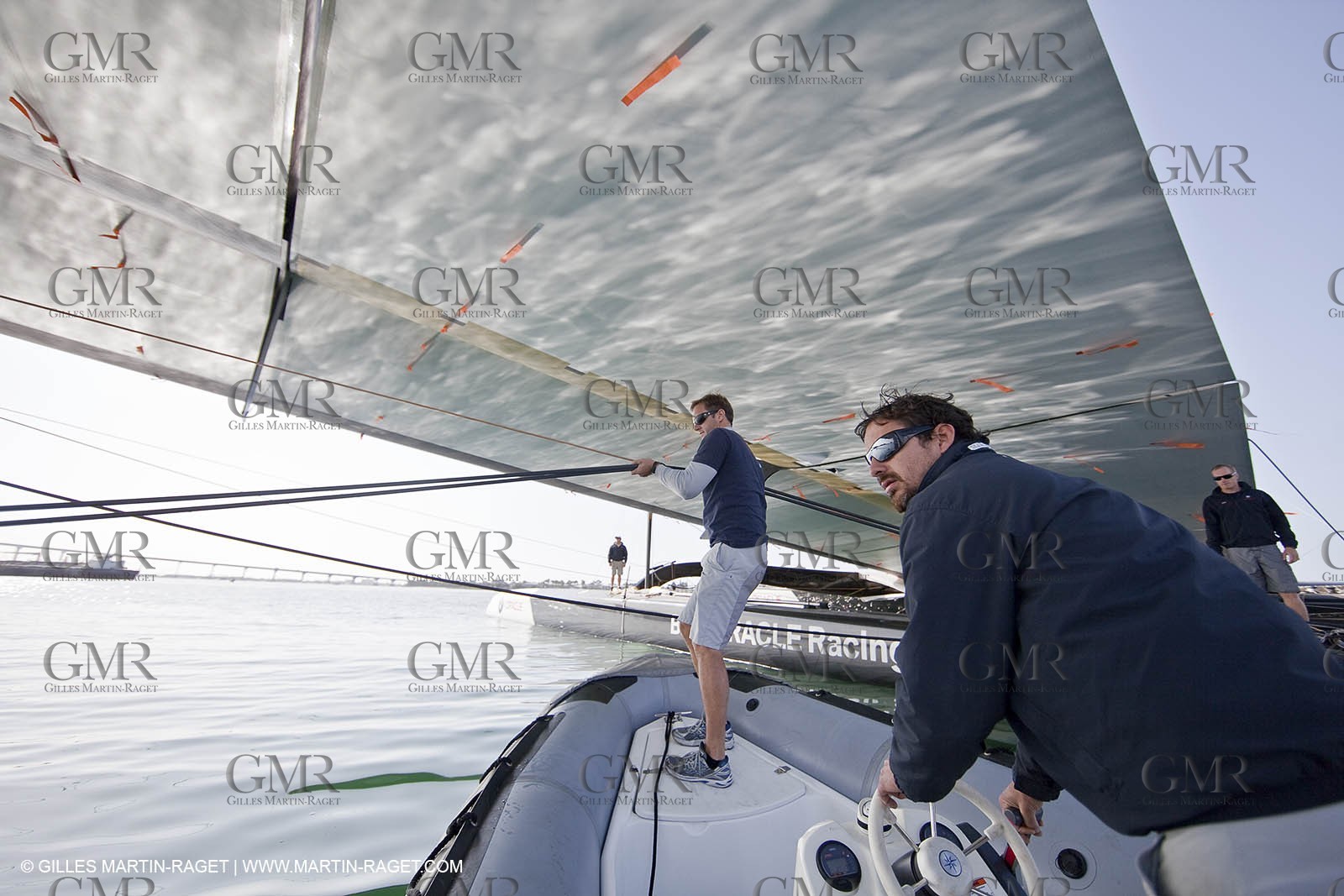 14 11 2009 - San Diego (USA, CA) - 33rd America's Cup - BMW ORACLE Racing - Wing maintenance