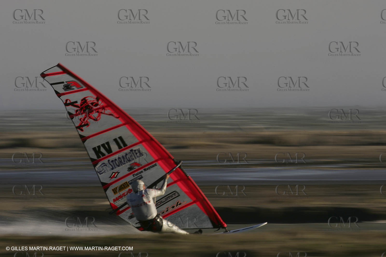 13 11 2004 - Les Saintes Maries de la mer (France) - Irish sailboarder Finian Maynard beat the overall sailing speed record with a run at 46,82 knts.