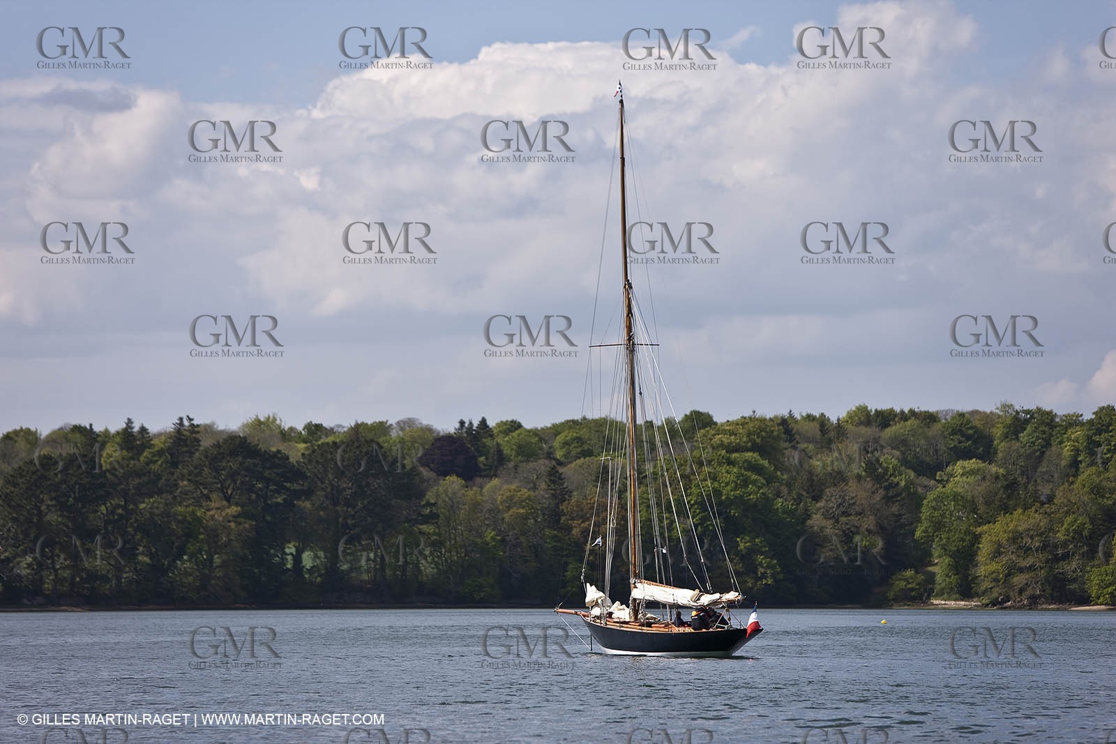 19 05 2010- Benodet (FRA,56)  -  Pen Duick sailing in Odet river