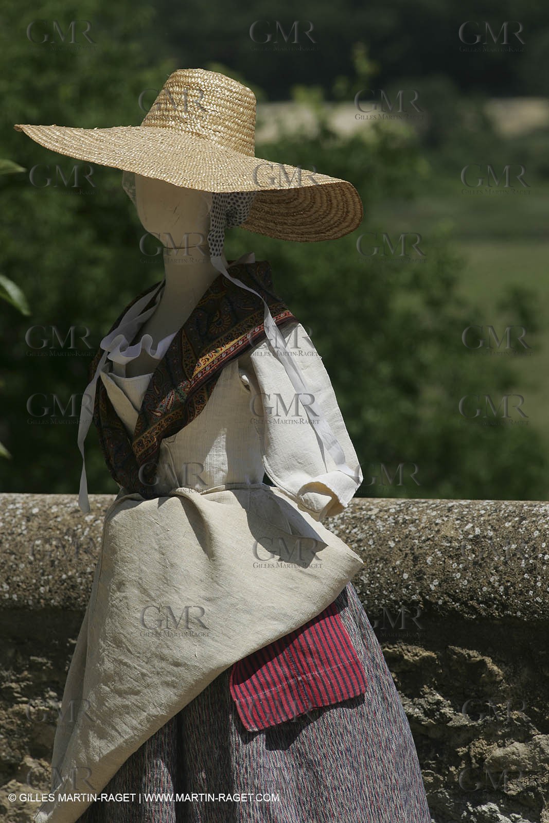 May 2004 - La Tour d'Aigues (FRA, 84) - Old costumes for women of the South exhibition