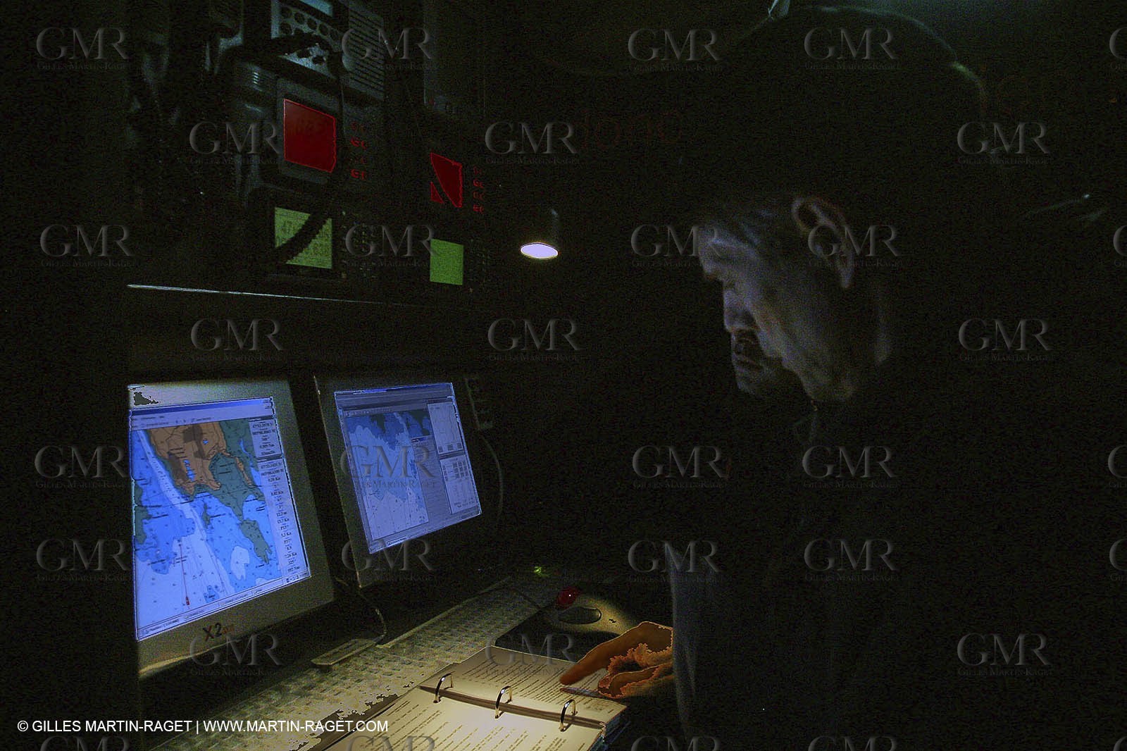 Lorient - Orange II - Premiers essais - A bord - de nuit - Roger Nilssoon à la table à carte