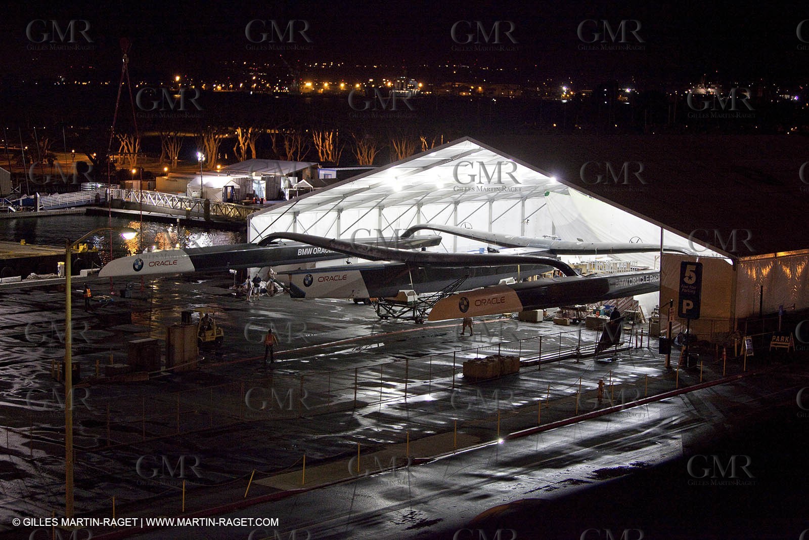 13 10 2009 - San Diego (USA, CA) - 33rd America's Cup - BMW ORACLE Racing - BOR 90 modifications - boat going out of tent