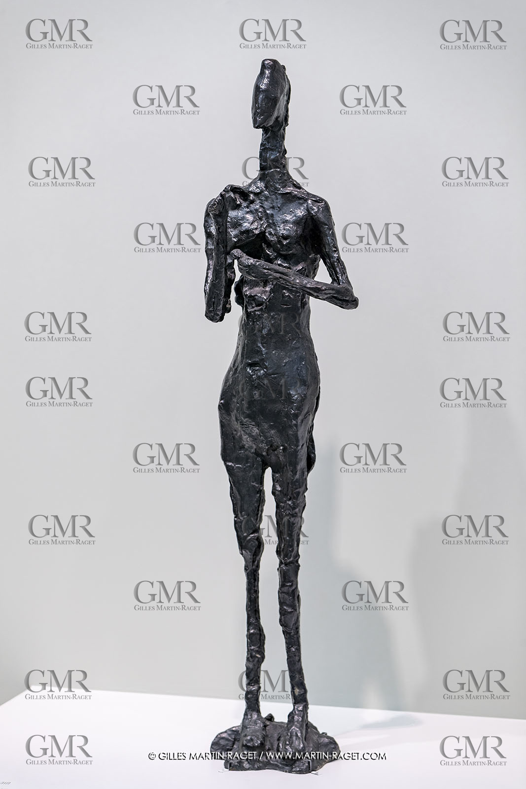 30 10 2023, Montpellier (FRA), oeuvre de Germaine Richier, Exposition Centre Pompidou - Musée Fabre 2023, Le Grain 1955, Bronze patiné foncé, Numéroté 3 6, Fondeur : C. Valsuani, Paris, 145 x 33 x 36 cm, Collection M et Mme Sarti, Paris