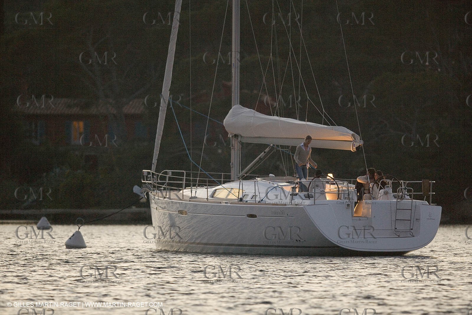 Monocoque de croisiere au mouillage