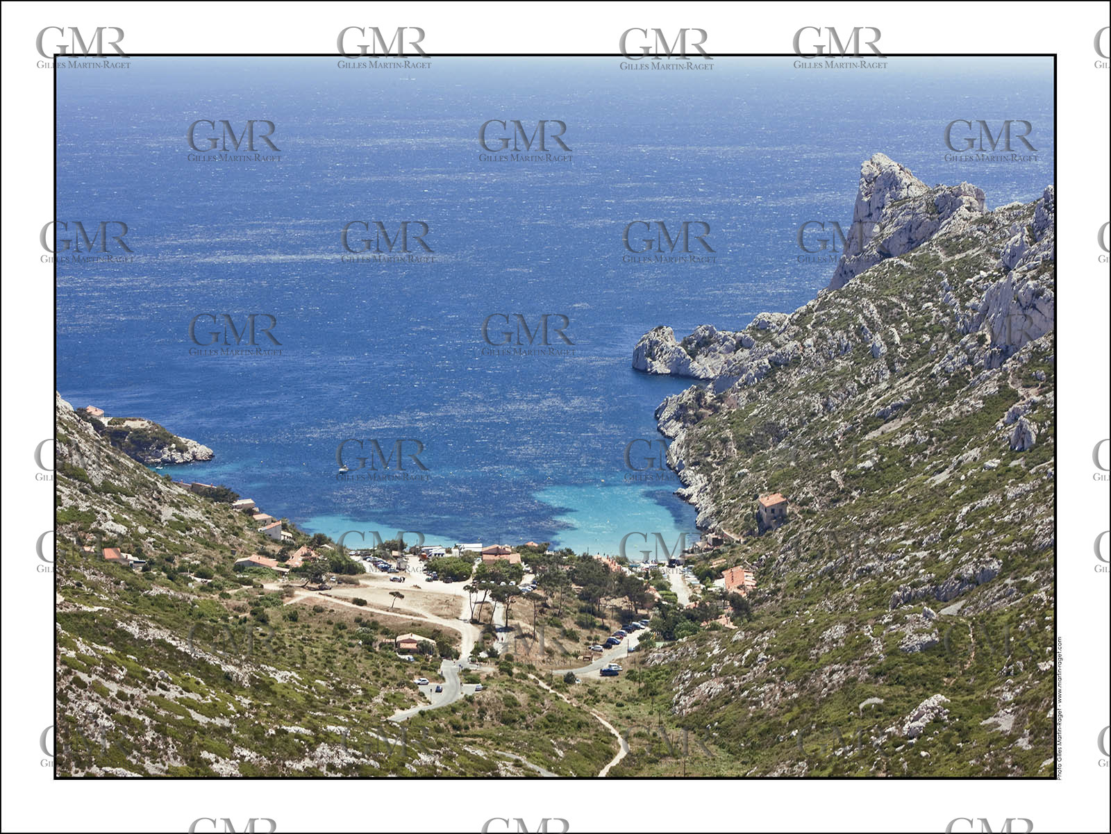 Produit : Tirage photo réalisé par nos soins sur imprimante jet d'encre professionnelle Epson à partir de 8 encres ultrachrome inaltérables (label Digigraphie).Formats au choix : . 30x40 cm. 50x70 cm. 80x120 cm.Choix des papiers :. Papier standard brillant 250 gr., filet noir, marge blanche, tirage non signé. Papier haut de gamme satiné 290 gr. filet noir, marge blanche, tirage vérifié et signé par l'auteur.. Autres supports (canvas, acrylique, dibond) sur demandeConditionnement : tube cylindrique renforcé.Options pour l'expédition : . colissimo + dépôt boîte aux lettres (France uniquement). Colissimo avec signature à réception. Transporteur express (2 jours ouvrés) avec signature à réceptionCliquez sur caddie pour sélectionner votre formule et démarrer la procédure de commande en ligne