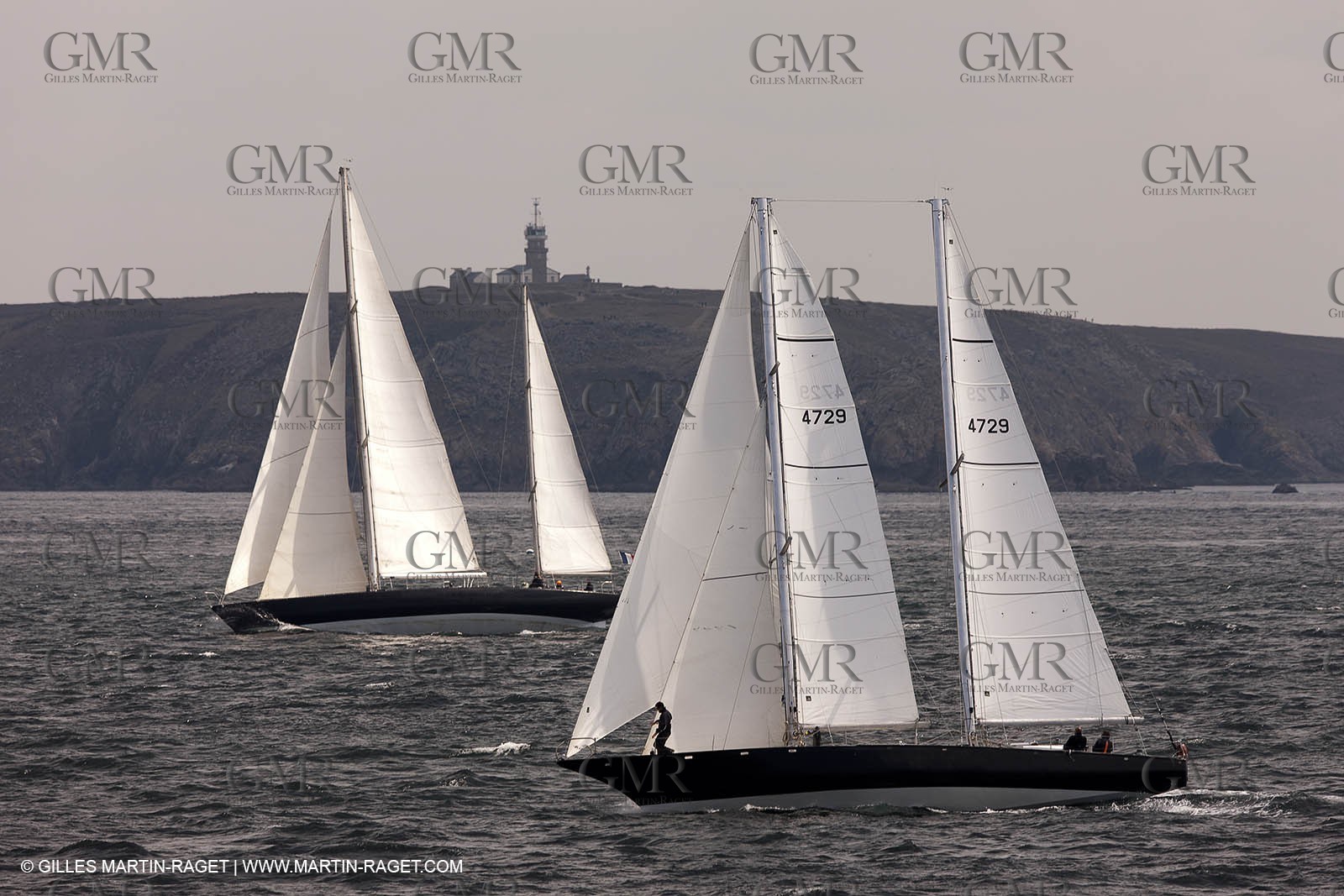 19 05 2010- Sein - (FRA,56)  -  Pen Duick III et Pen Duick VI dans le raz de Sein