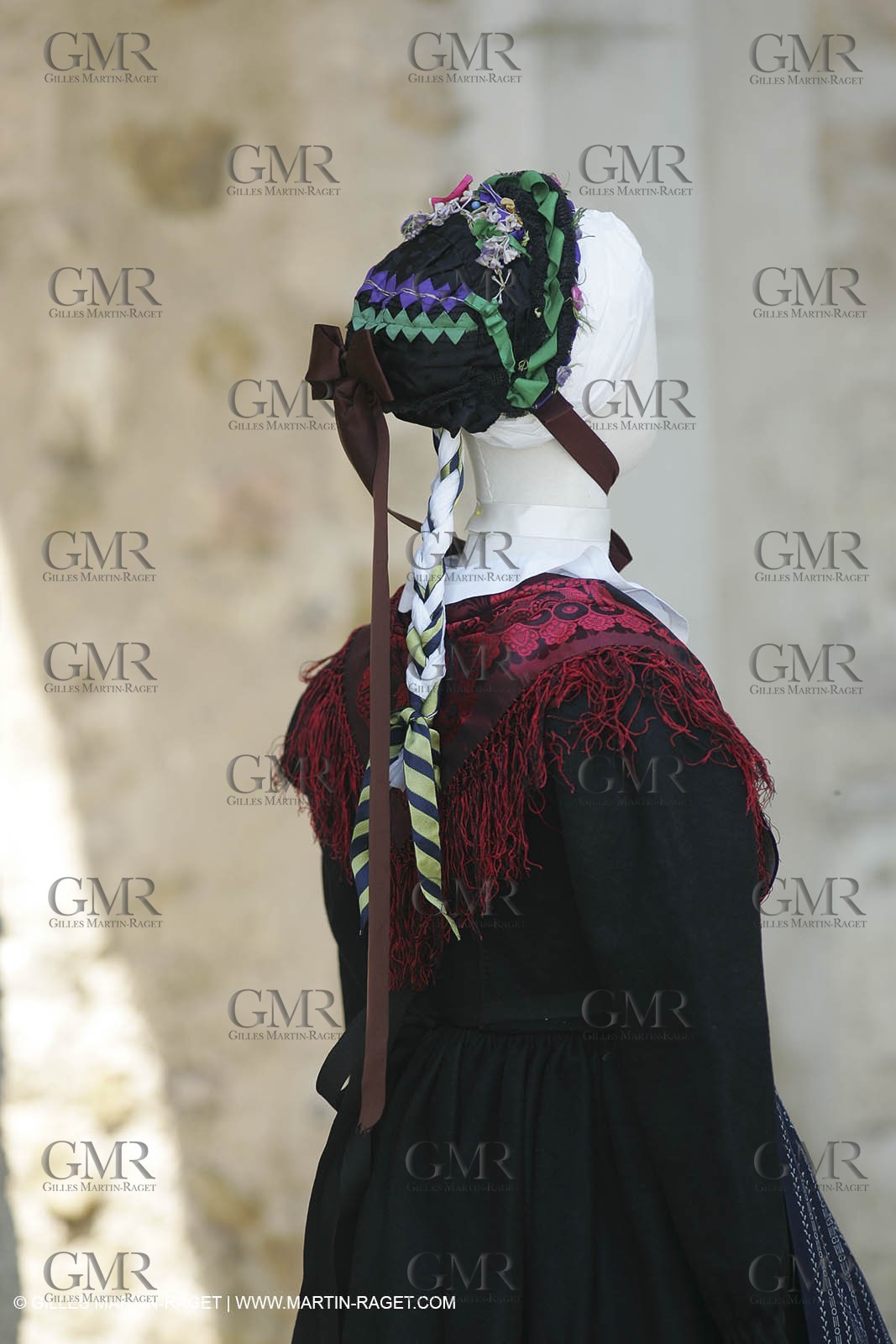 Mai 2004 - La Tour d'Aigues (FRA, 84) Costumes anciens pour l'exposition Femmes du Midi