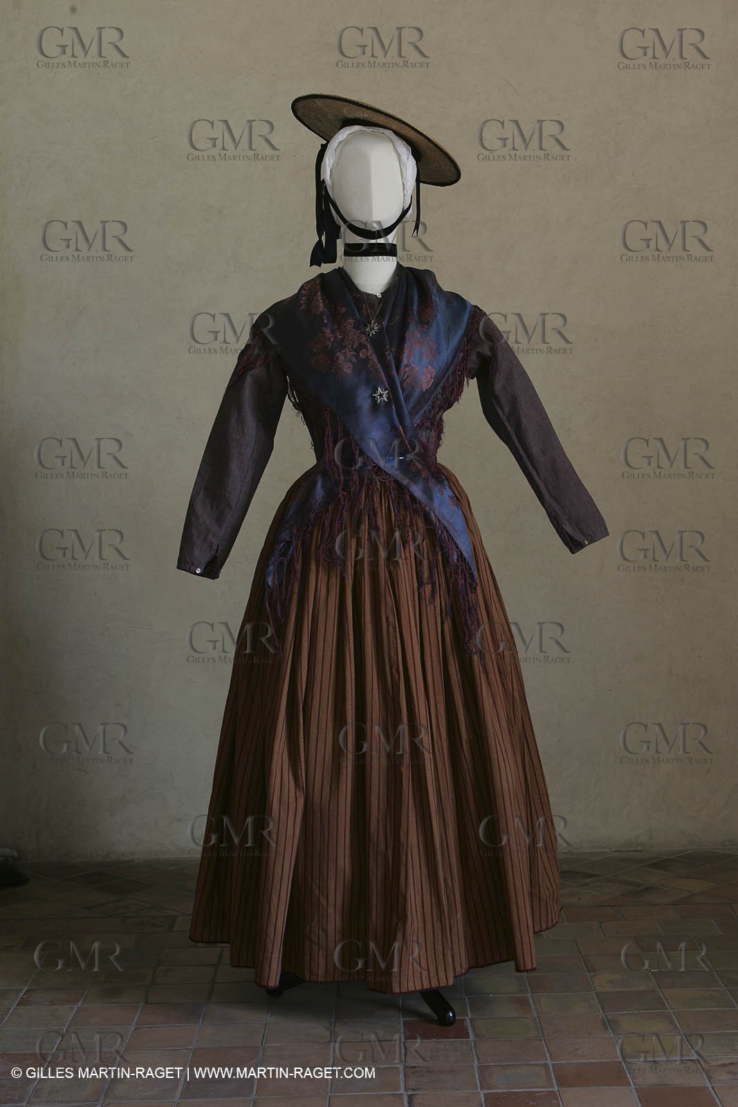 Mai 2004 - La Tour d'Aigues (FRA, 84) Costumes anciens pour l'exposition Femmes du Midi