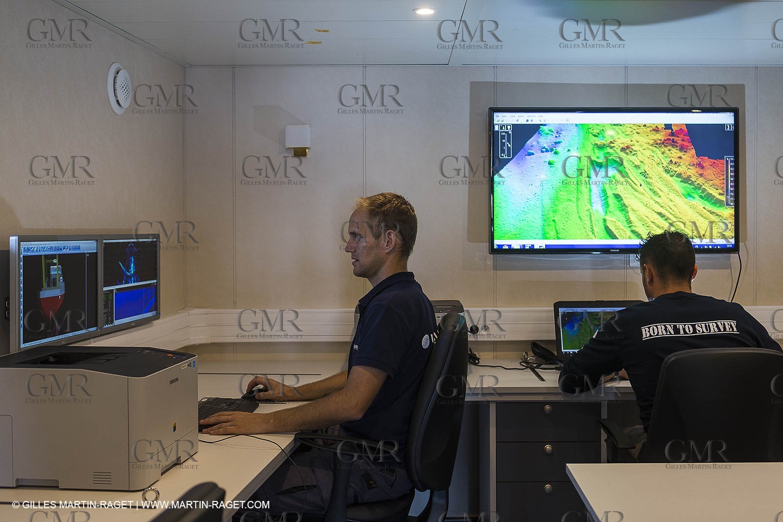 11 09 2014 - la Ciotat (FRA,13) - A bord Al Azzizi, navire de recherche océanographique construit par le chantier H2X, manipulation de matériel de mesure