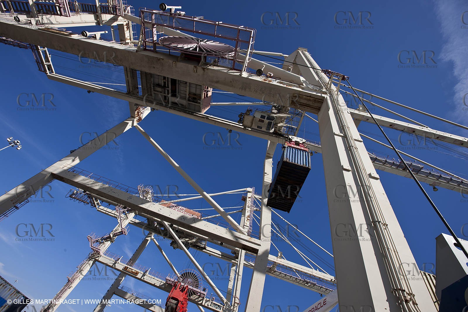 01 03 2011 - San Frnacisco (USA,CA) - Harbour operations - ship details - ship unloading - containers