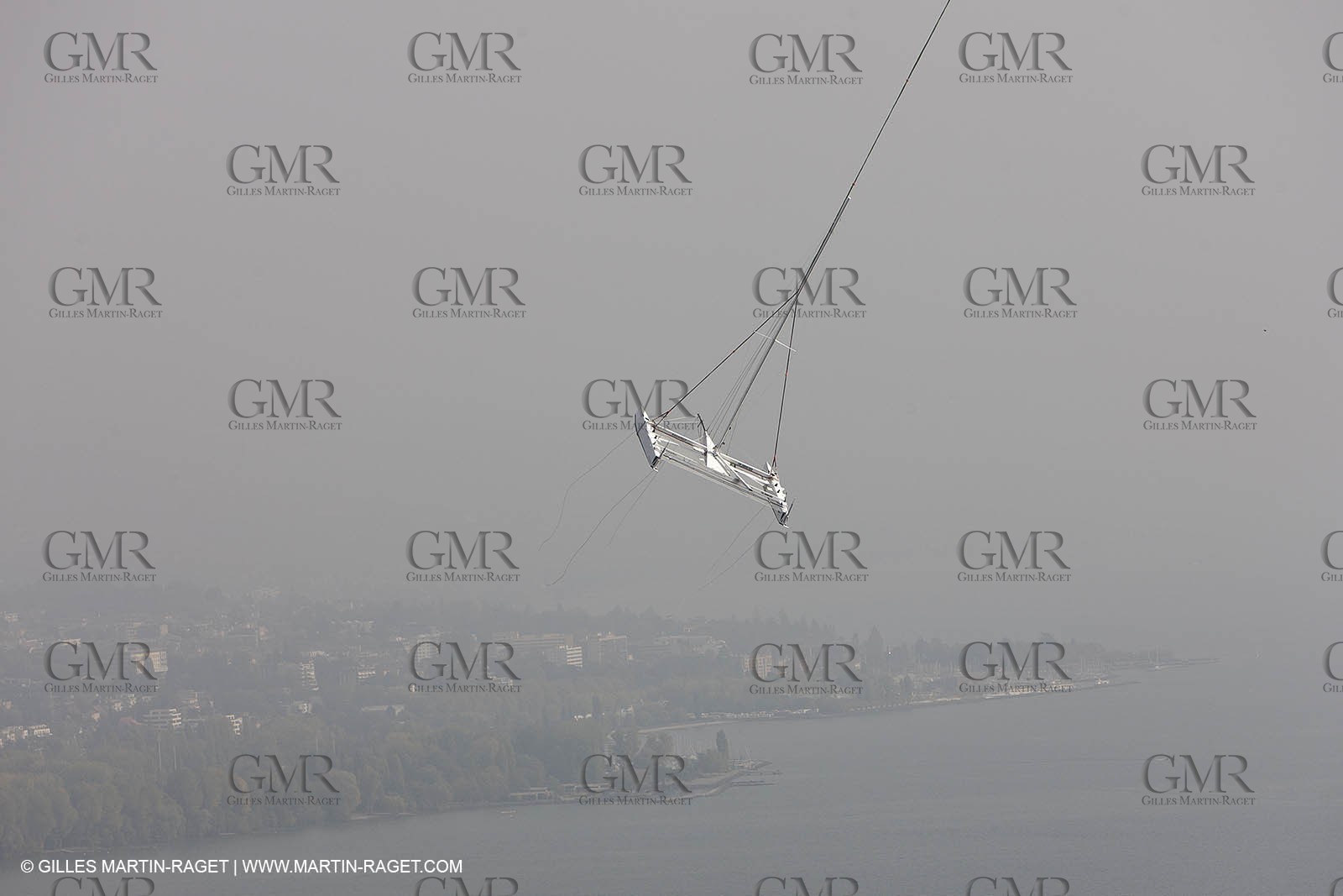 08 10 10 - St Sulpice (SUI) - Hydroptere.ch touches water