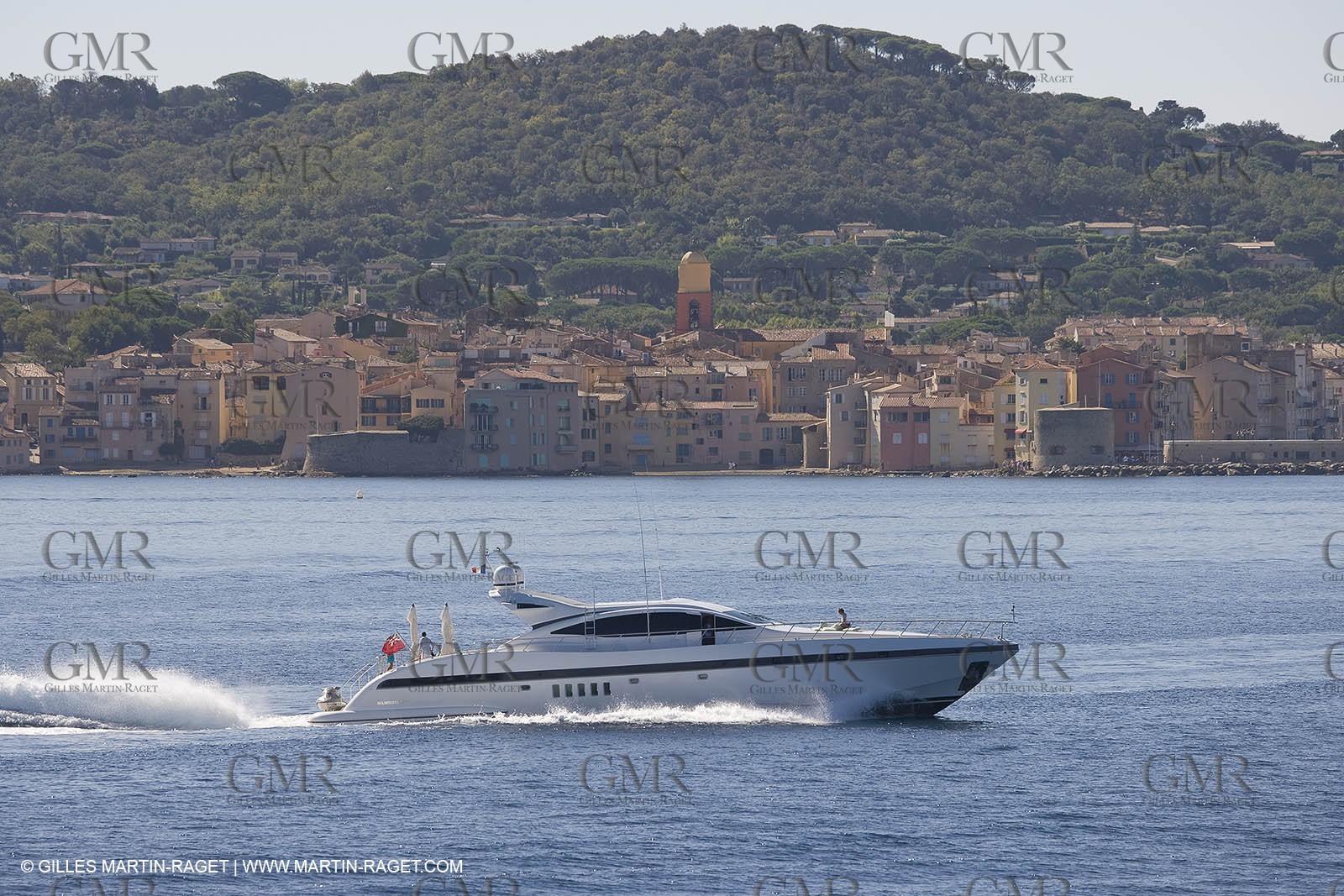 06 09 2007 - Saint Tropez (FRA, 83) - Superyachts - Motoryachts - Mangusta 92 Triple Fun à Saint Tropez - Au mouillage devant le Club 55 à la plage de Pampelonne