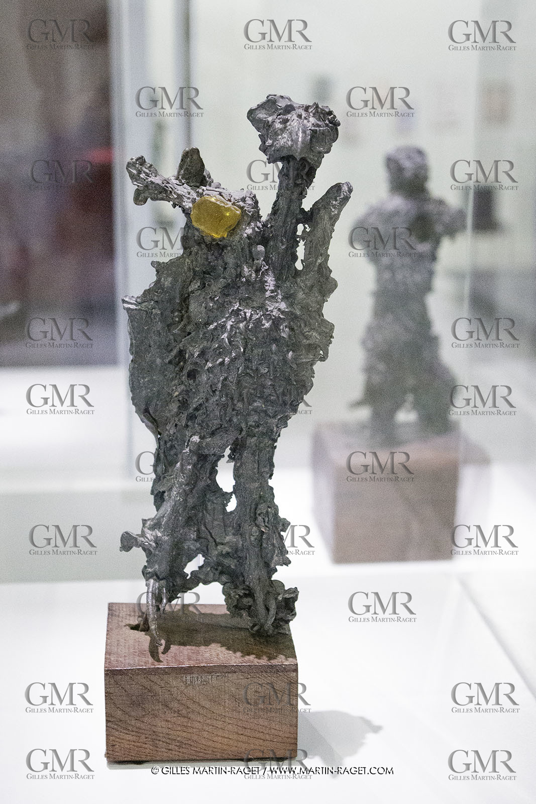 02 05 2023, Paris (FRA), oeuvre de Germaine Richier, Exposition Centre Pompidou 2023, Plomb avec verre de couleur n°1 1952, Plomb et verre jaune, Pièce unique, 46 x 15,5 x 10 cm, Courtesy Alice and Tom Tisch, NewYork