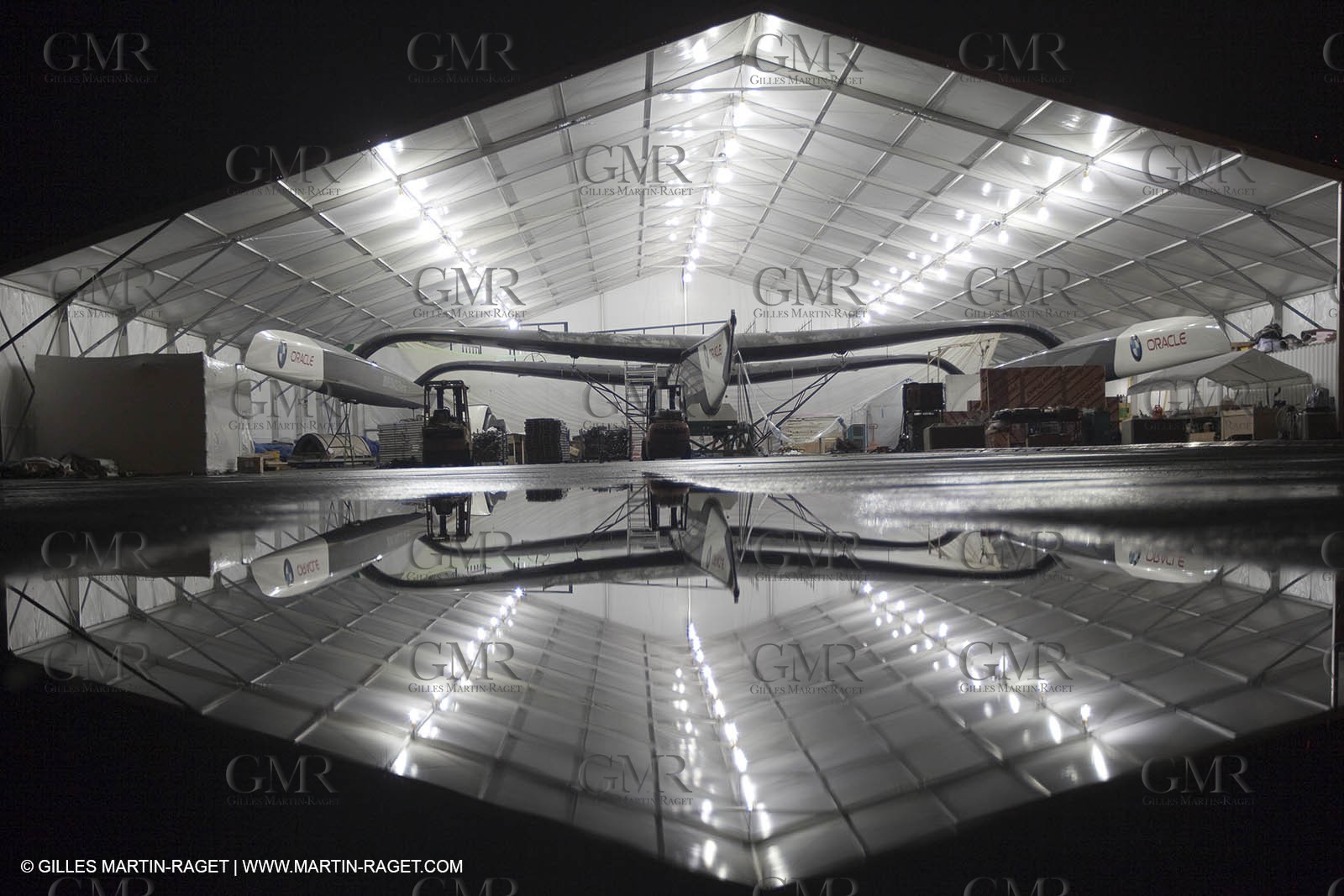 13 10 2009 - San Diego (USA, CA) - 33rd America's Cup - BMW ORACLE Racing - BOR 90 modifications - boat going out of tent