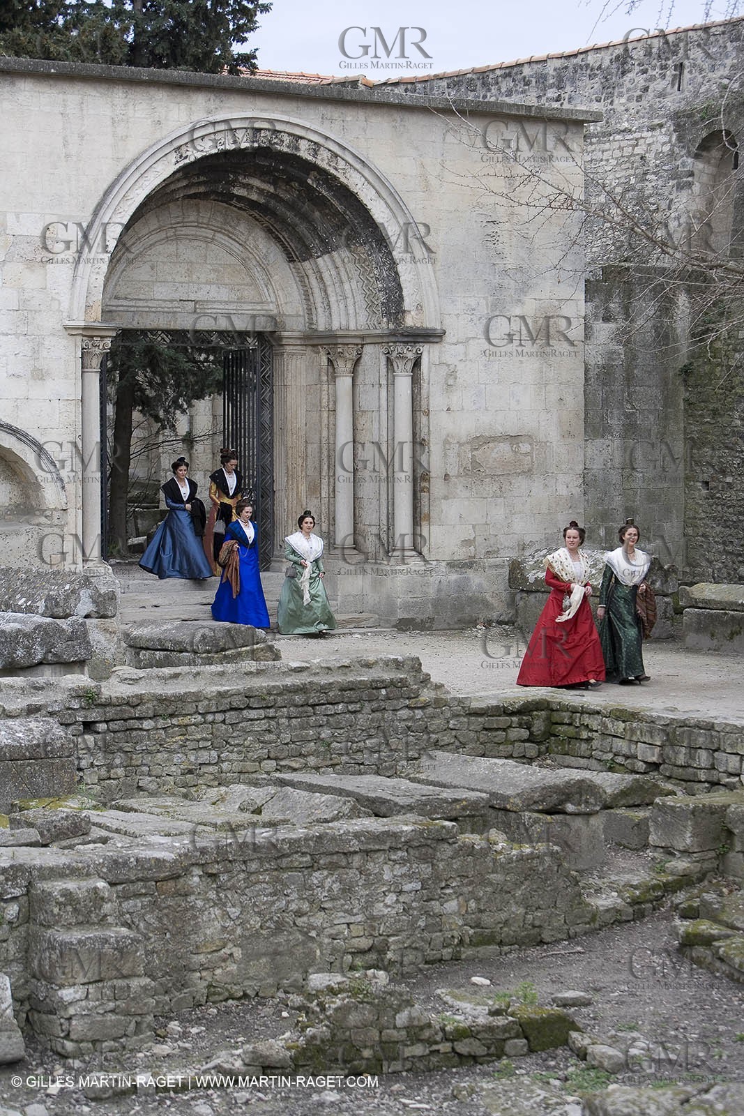 04 03 2007 - Arles - Queen of Arles and her assistants at Les Alyscamps monument