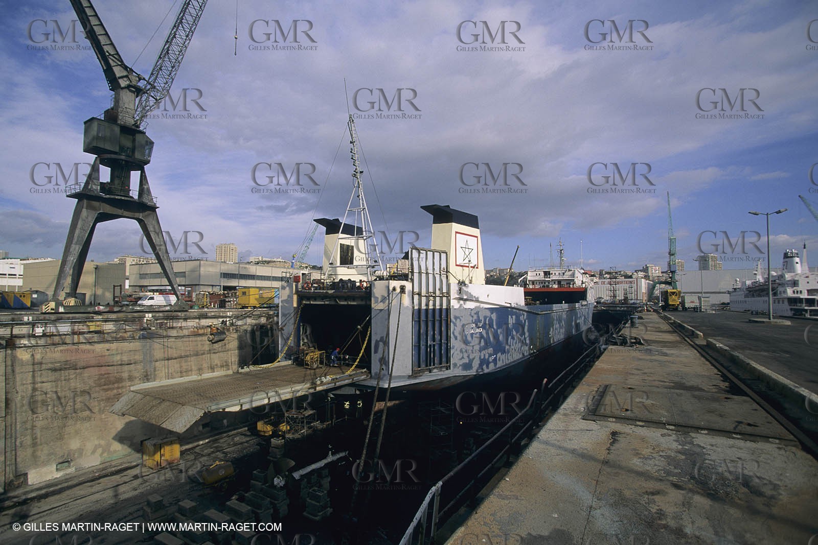 Monde maritime, opérations porturaires, ports, manoeuvres, marine world, harbour operations, maritime shipping,