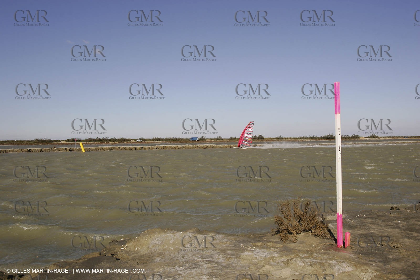 13 11 2004 - Les Saintes Maries de la mer (France) - Irish sailboarder Finian Maynard beat the overall sailing speed record with a run at 46,82 knts.