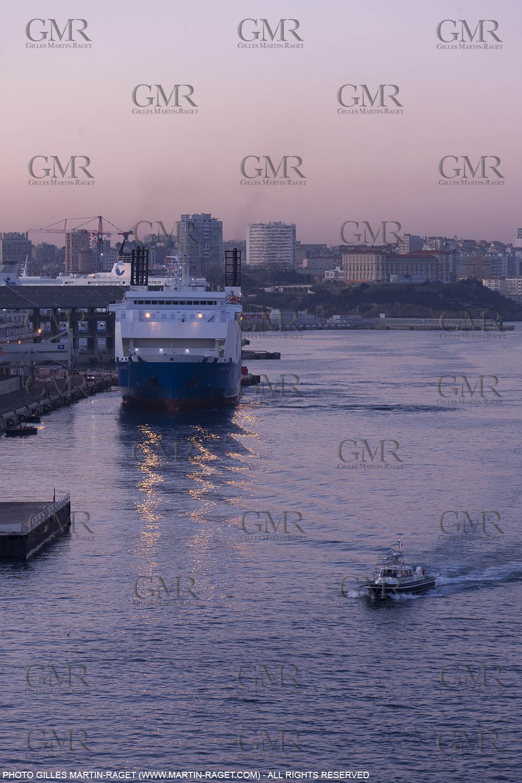 17 02 2012 - Marseille (FRA,13) - Arrivée dans le port de marseille à bord du Piana (Cie La Méridionale)