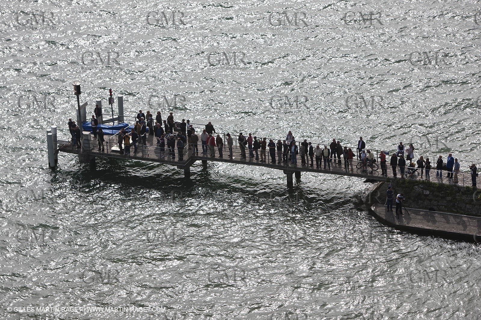 08 10 10 - St Sulpice (SUI) - Hydroptere.ch touches water