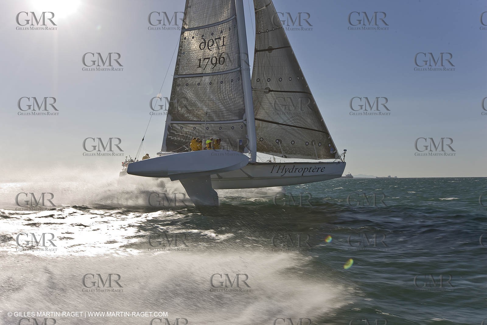 04 07 08 - Port Saint Louis du Rhône - L'Hydroptère à l' entrainement