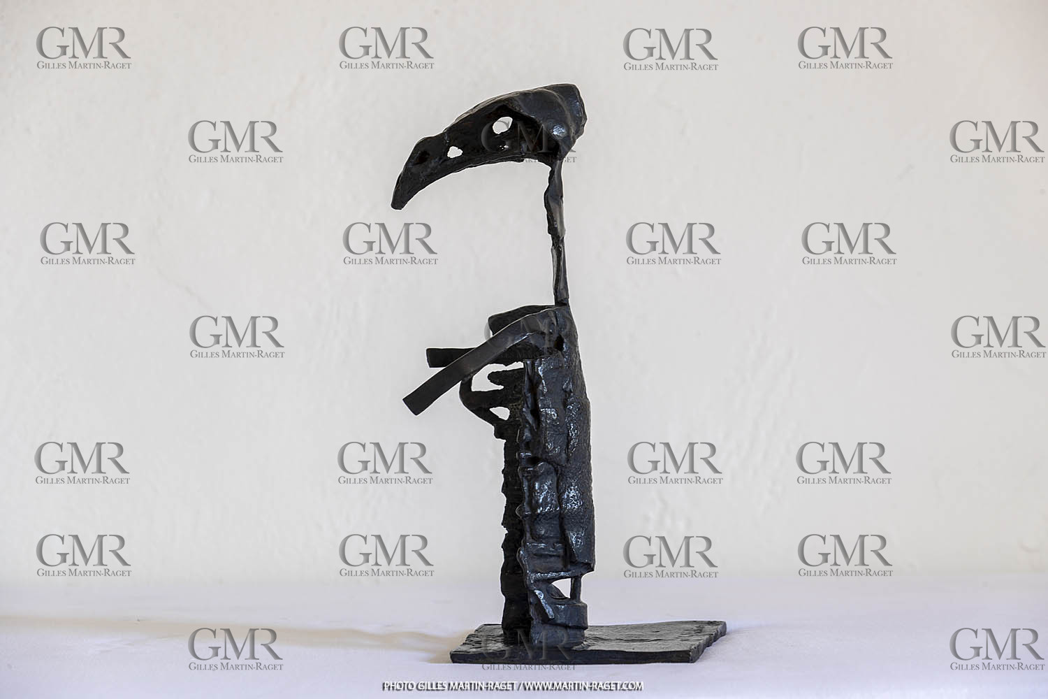 12 07 2020, St Rémy de Provence (FRA,13), Oeuvre de Germaine Richier, L'oiseau 1953, Bronze patiné foncé, Numéroté HC3, Fondeur :L.Thinot, Paris, 28,5 x 15,5 x 15,5 cm, collection particulière