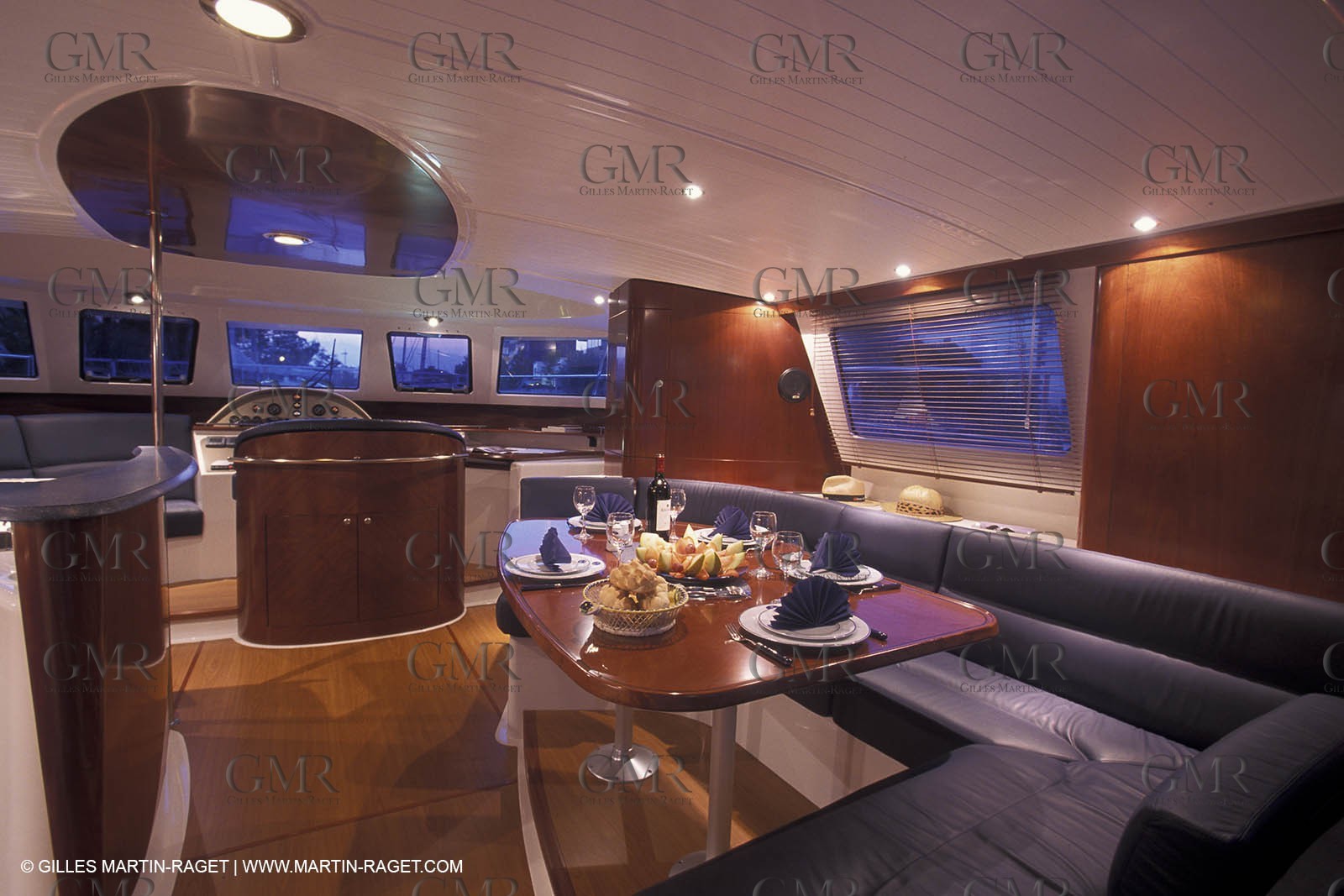 MotorYacht - Inside - Decks
