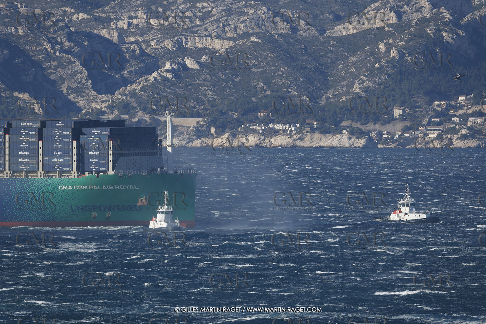 14 12 2023, Marseille (FRA), arrivée du Palais Royal, porte container armé par la CMA CGM, navire de 400 mètres de long, 67 mètres de large, qui transporte 23 000 conteneurs avec propulsion au GNL