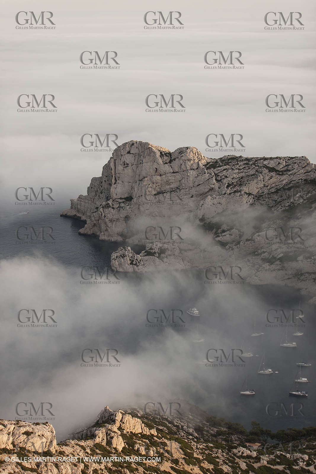 18 07 2012 - Marseille  (FRA ) - Les Calanques -  Phénomène d'entrées maritimes - La Nèble (brume, en provençal) - Calanque de Sormiou