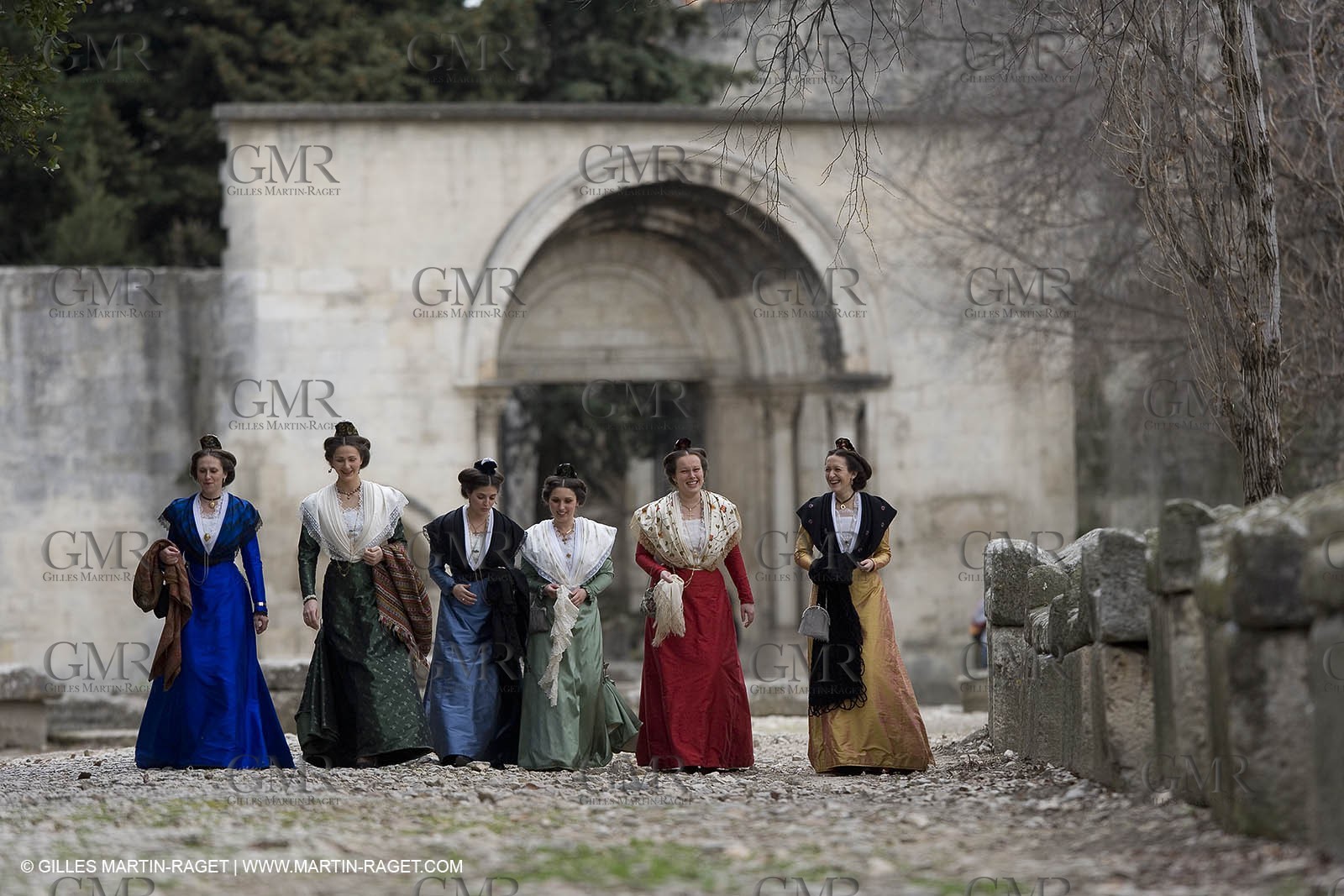 04 03 2007 - Arles - Queen of Arles and her assistants at Les Alyscamps monument