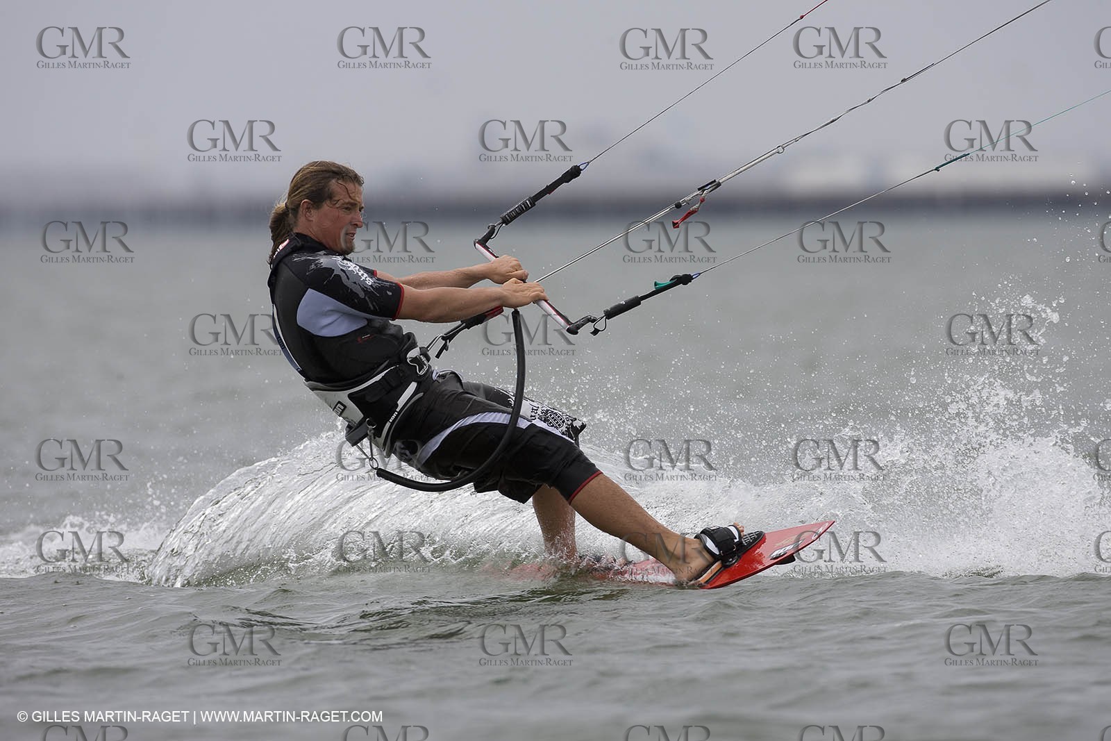 08 05 2008 - Port Saint Louis du Rhône (FRA, 13) - kite surfer Alexandre Caizergues training