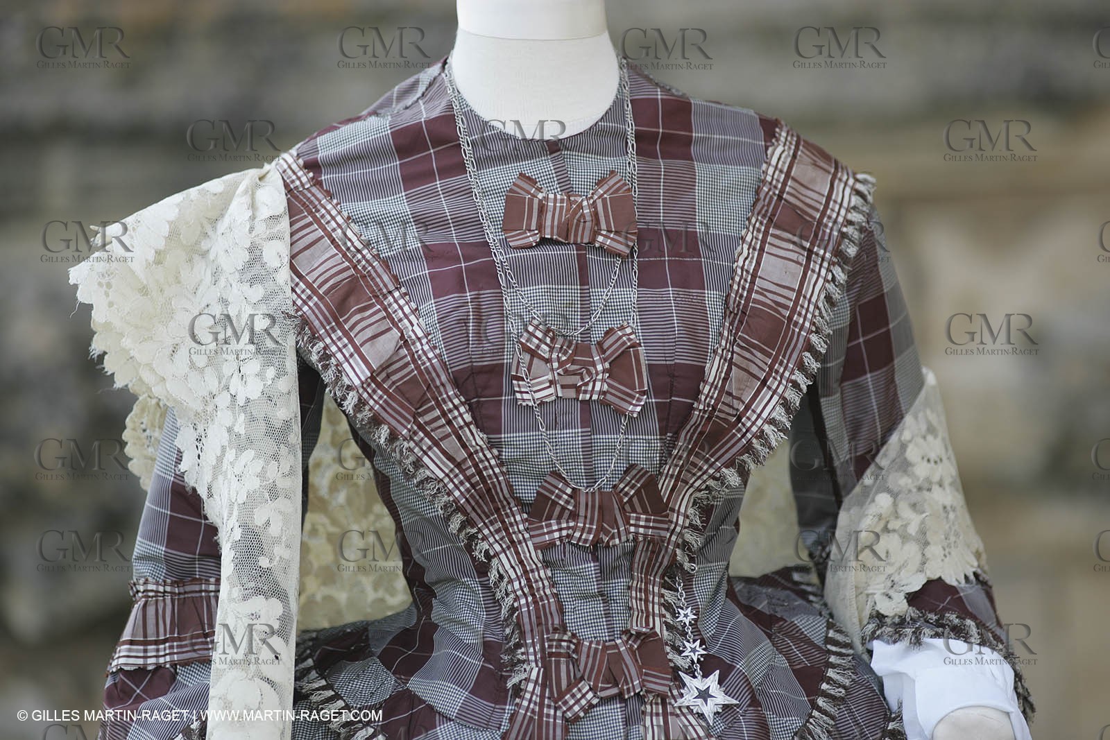 May 2004 - La Tour d'Aigues (FRA, 84) - Old costumes for women of the South exhibition